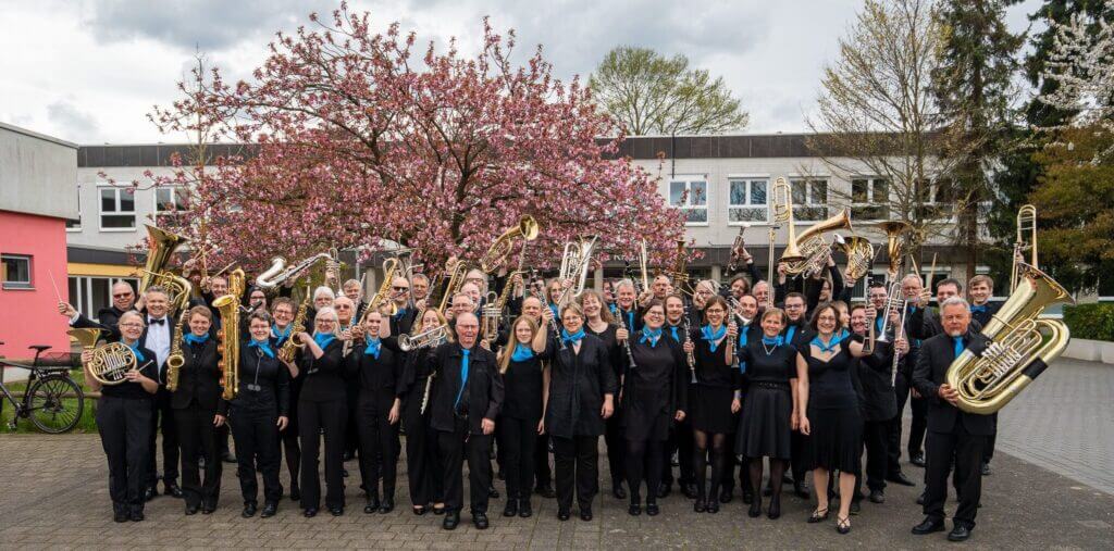 Gruppenfoto der Musikfreunde Fidelia Wormersdorf mit ihren Instrumenten